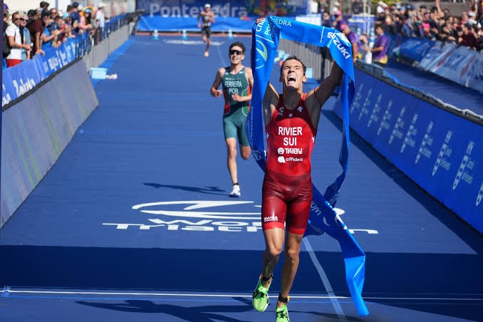Thibault Rivier franchit la ligne en vainqueur aux championnats du monde junior de Pontevedra